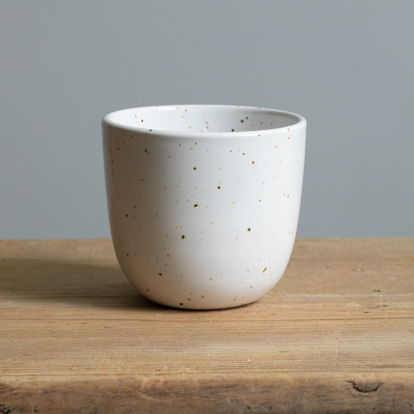 Stoneware coffee mug in white with fine golden dots