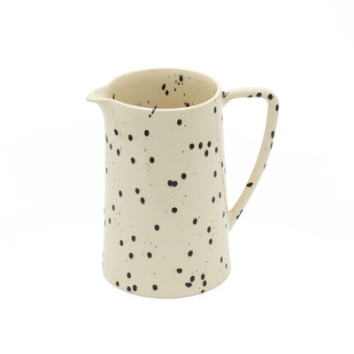 Jug with large handle and 2l capacity in beige color with black dots on a white background