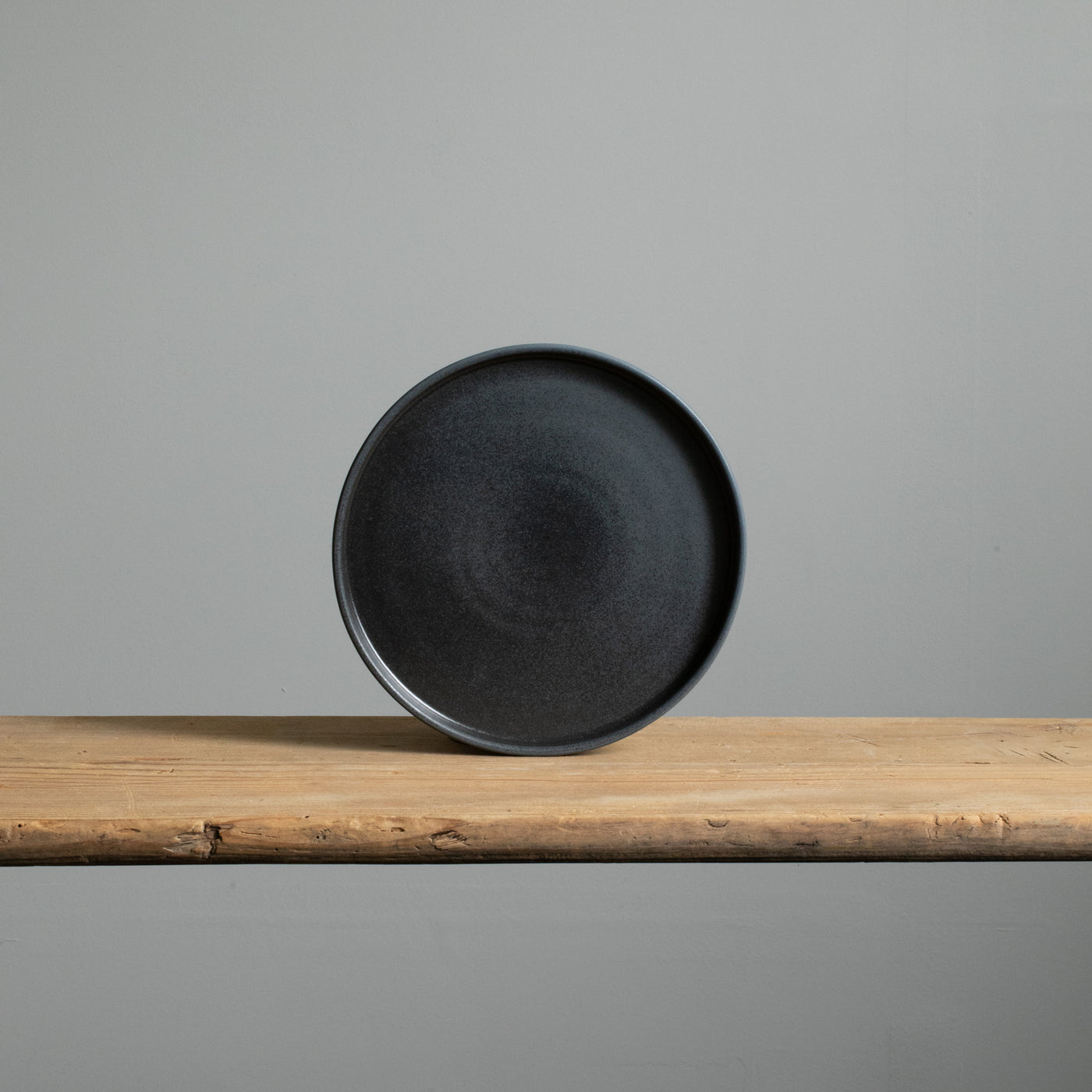 Small starter plate set up in matt black color with angled edge