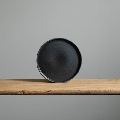 Small starter plate set up in matt black color with angled edge