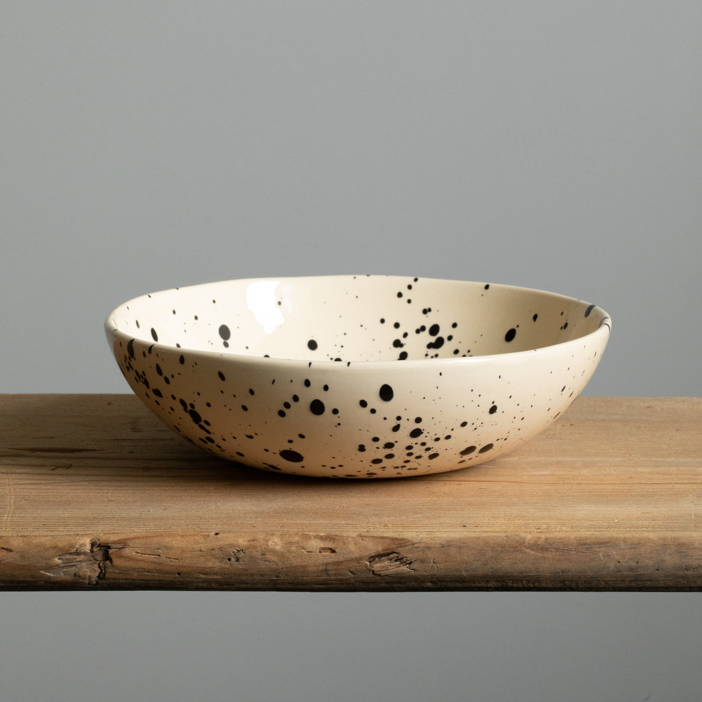 Beige plate with black splashes of color Puglia style
