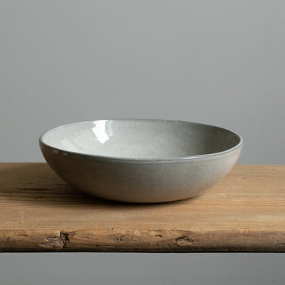 Light gray deep plate seen from the front with 6cm high rim