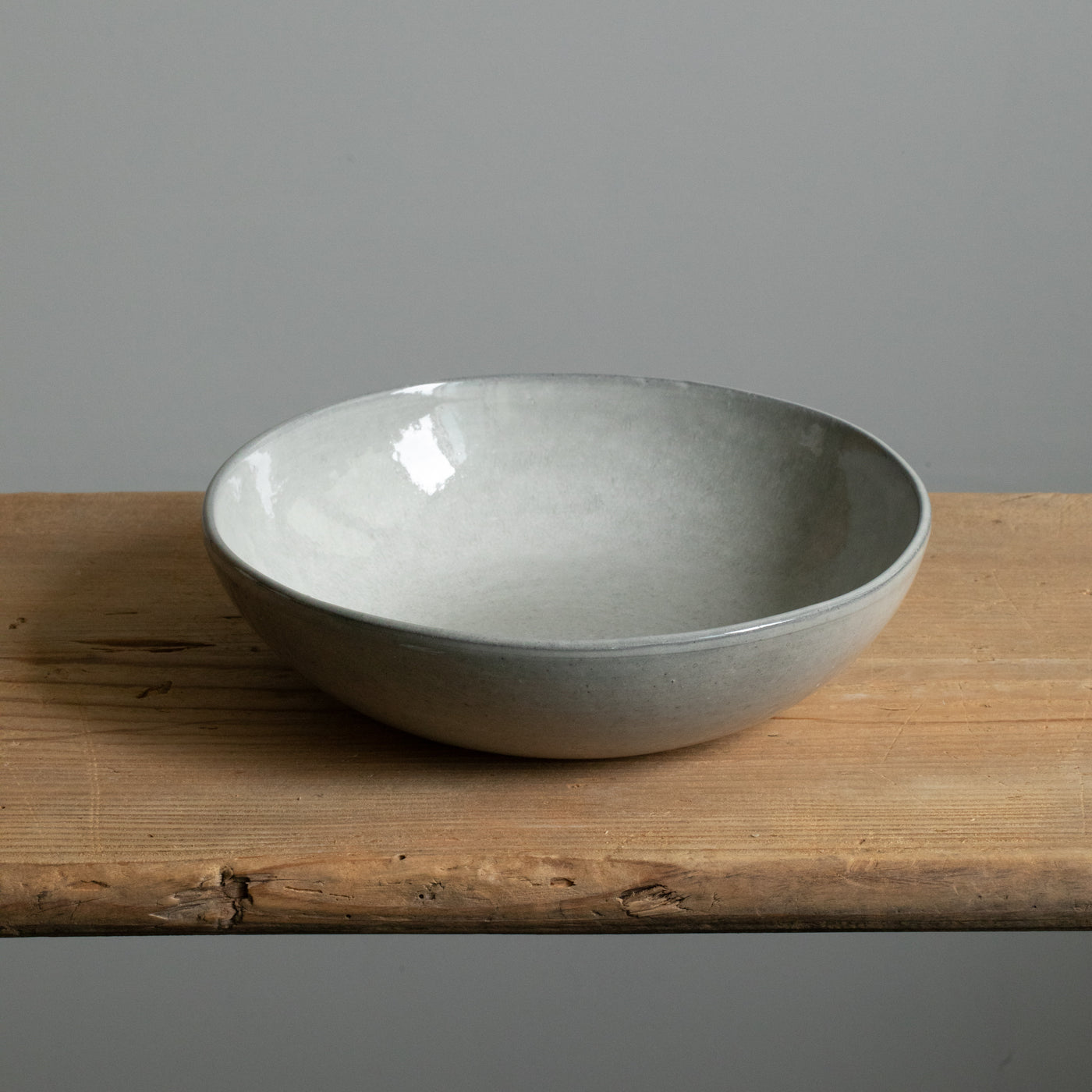 Light gray rim open towards the outside suitable as a pasta plate 