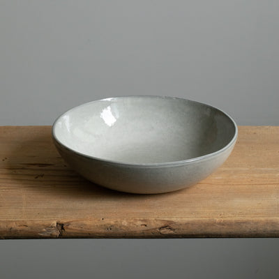 Light gray rim open towards the outside suitable as a pasta plate 