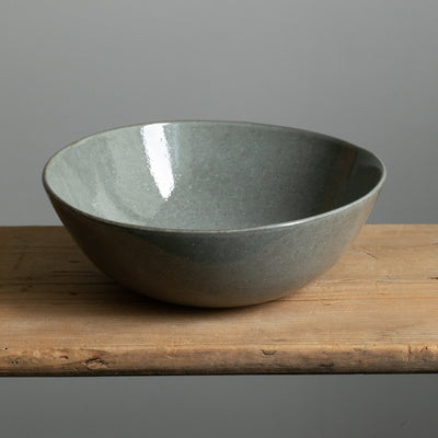 Dark gray salad bowl with an outward-facing rim made of robust stoneware