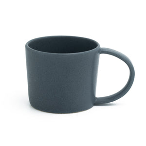 Matte black tea cup with 400ml capacity set against a white background