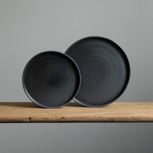 Plate set with matt black flat plates with straight angled edge