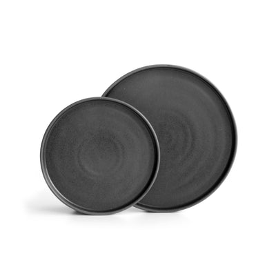 Plate set with flat plates in matt black with angled edge